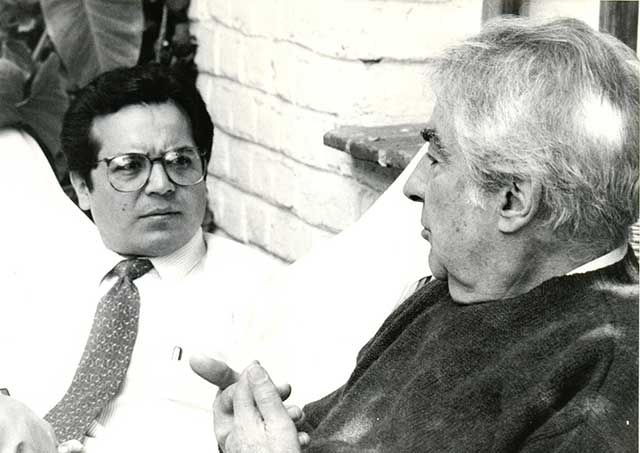 José Angel Leyva con el escritor colombiano Alvaro Mutis en su casa de la ciudad de México, 1993